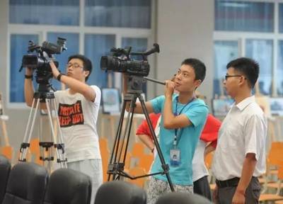 《造夢舞臺(tái) 群眾參與的文藝演出在廣播影視中的公轉(zhuǎn)與自轉(zhuǎn)》